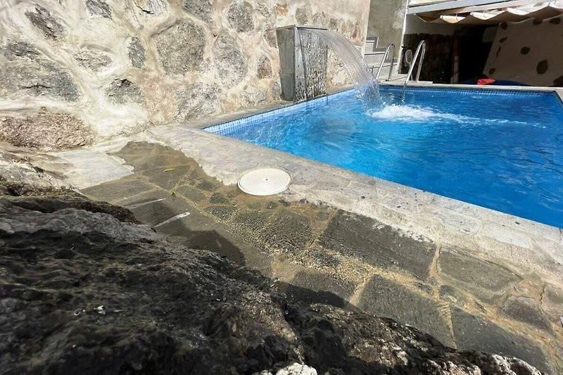 Hermosa casa con piscina rodeada de naturaleza y con vista al mar.