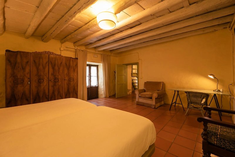 Cómoda habitación con elegante diseño interior y cama de madera.