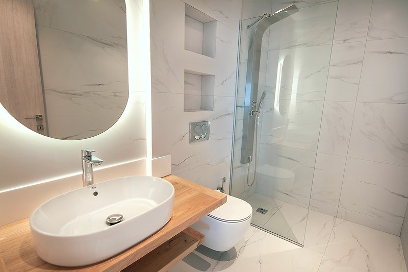 Modernes Baezimmer mit Dusche und WC - beide Badezimmer sind gleich ausgestattet