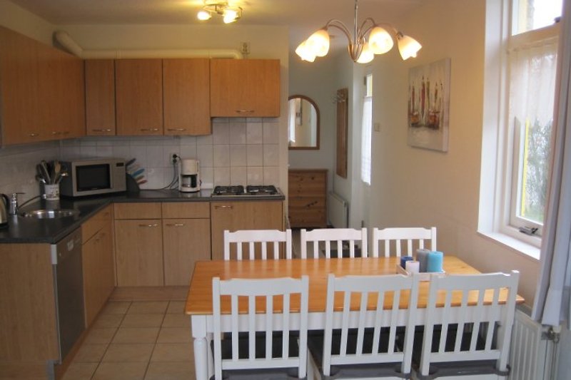 Dining area and well-equipped kitchen