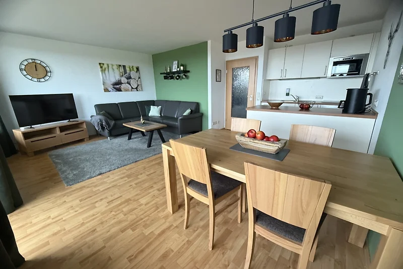 Wohnzimmer mit offener Küche