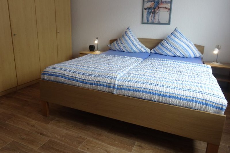 Komfortabel, geräumiges Schlafzimmer mit hohen Betten, allergikergerecht, Schrank 4-türig