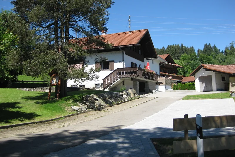Einfahrt und Parkplatz