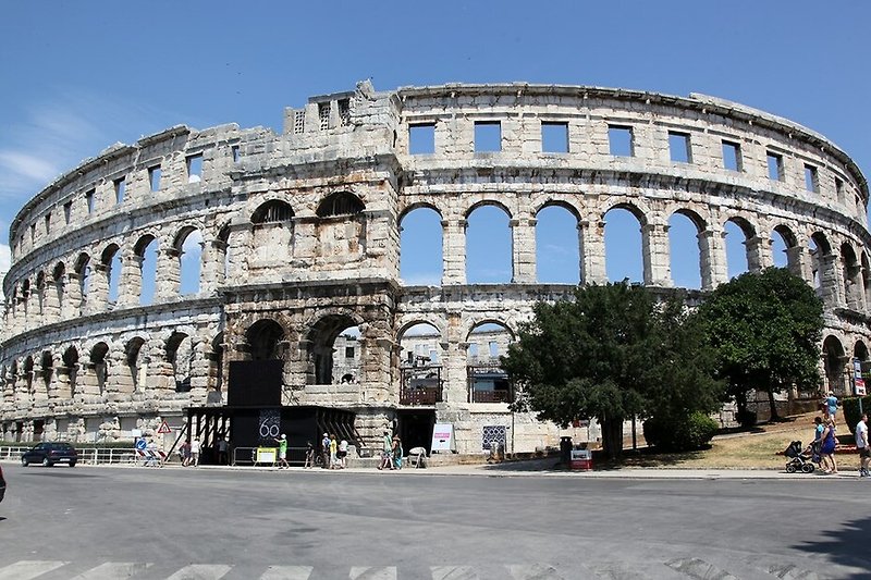 Faszinierende historische Architektur mit antikem römischen Amphitheater.