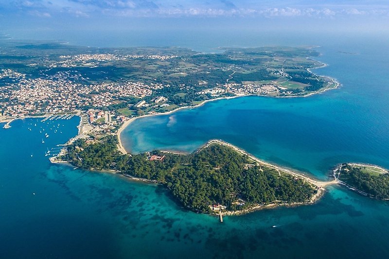 Protected bay with sandy beach and view of Pošesi.