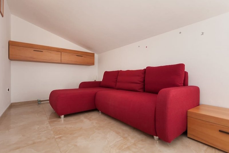Couch mit Doppelbett in der Mansarde