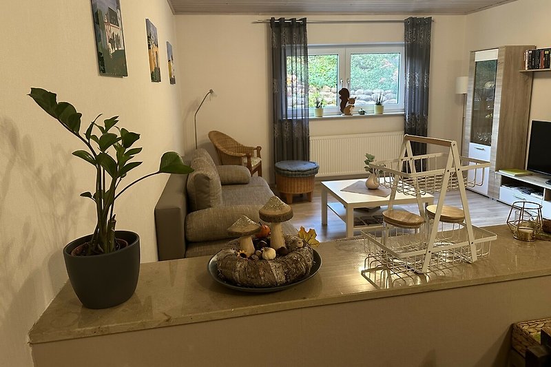 Gemütliches Wohnzimmer mit stilvoller Einrichtung und Pflanzen.