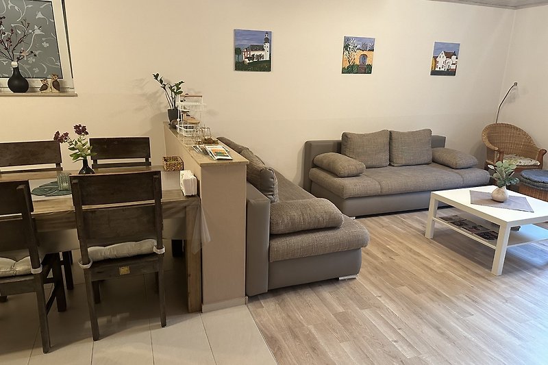 Moderne Einrichtung mit bequemer Couch und Holzmöbeln.