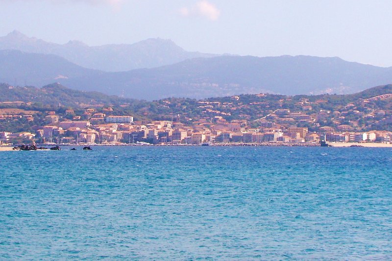 Blick auf Propriano vom nahen Strand