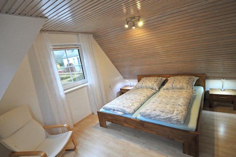 Schlafzimmer 2 in Massivholz.