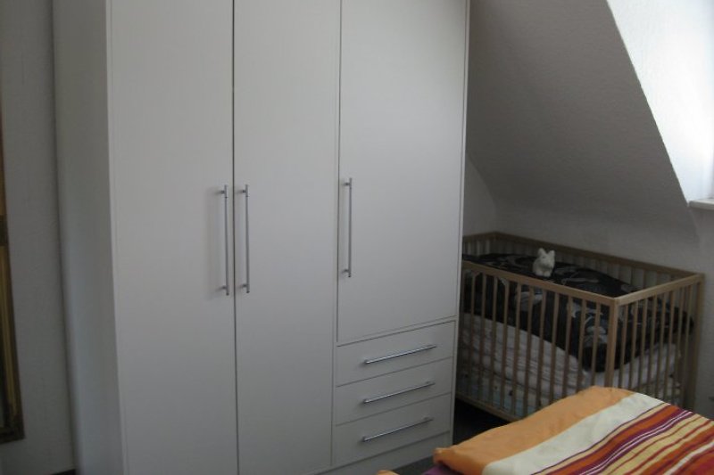 Schlafzimmer mit Kinderbett