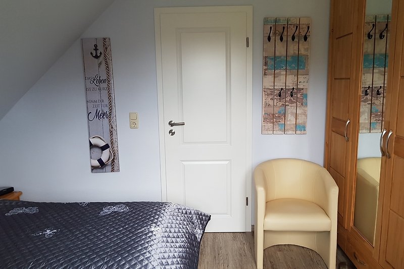 Gemütliches Schlafzimmer mit stilvollem Holzmobiliar und gemusterten Textilien / Am Priel 1A (weitere Ansicht)