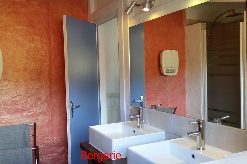 Bergerie - Bad mit zwei Waschbecken, Dusche 80 x 100 cm und Toilette