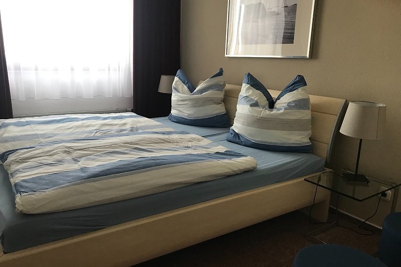 Sypialnia z wygodnymi łóżkami