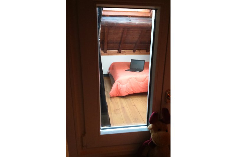 Ein Schlafzimmer im Dachgeschoss mit einem Kingsize-Bett von 180 x 200 und einem Flachbildfernseher