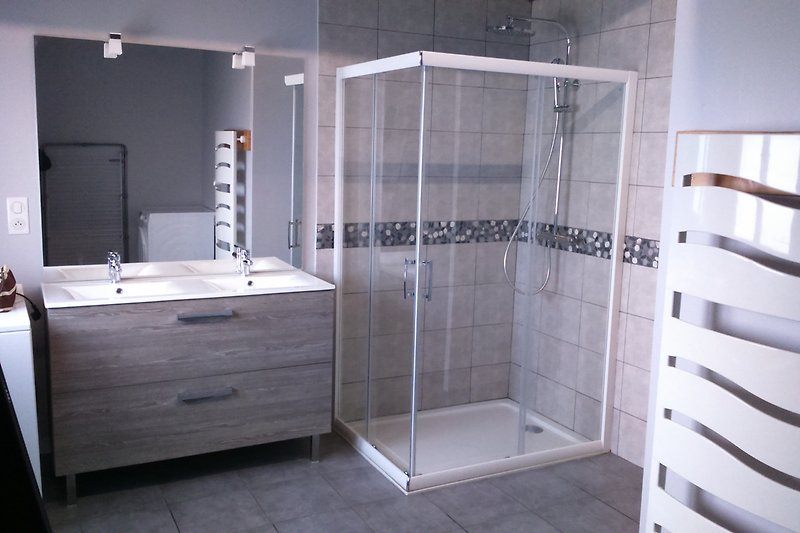 Badezimmer mit Doppelwaschbecken, italienischer Dusche, Waschmaschine und Trockner
