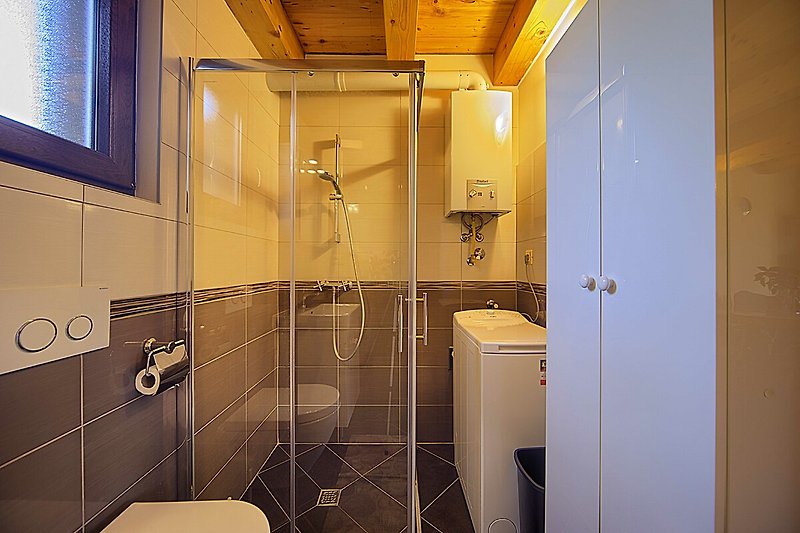 Prekrasan kupaonski prostor s modernim dizajnom i elegantnim namještajem.