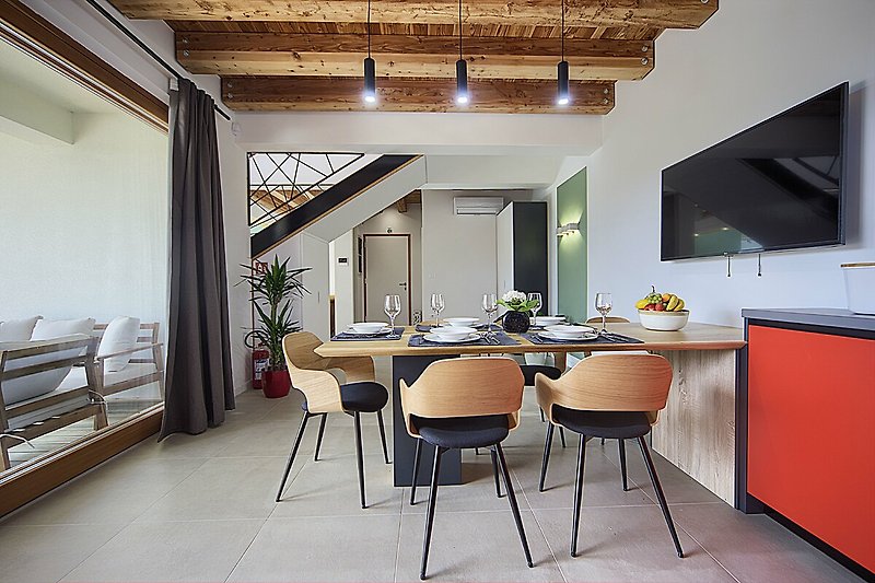 Udoban interijer s drvenim podom i modernim namještajem. Opuštanje u udobnosti i uživanje u kuhanju u modernoj kuhinji.