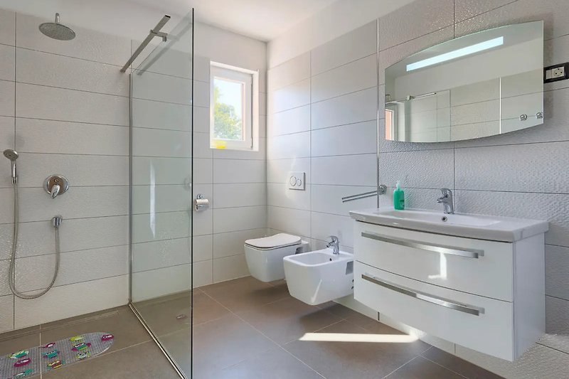 Luksuzna kupaonica s modernim dizajnom i ljubičastim detaljima.
