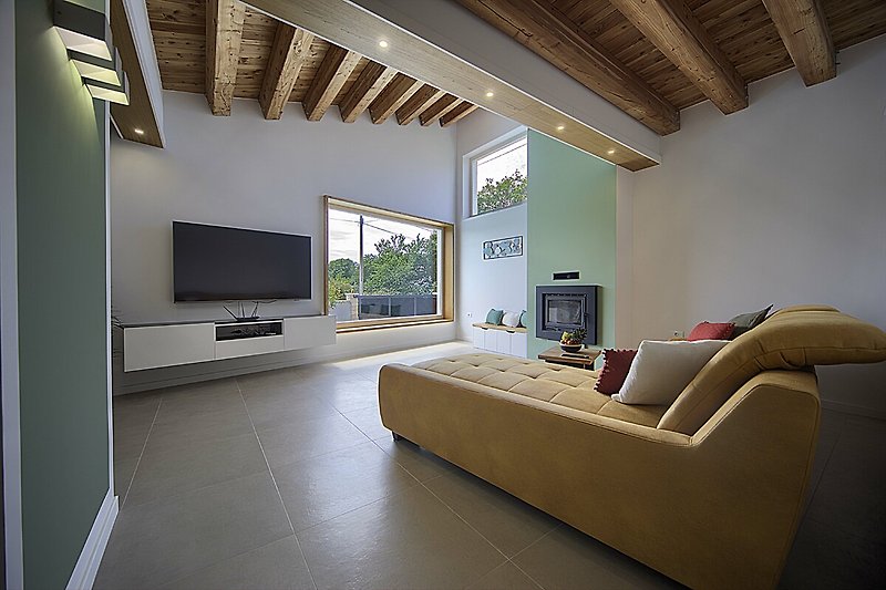 Udoban interijer s udobnim namještajem i modernim dizajnom. Opuštanje uz televiziju i udoban kauč.
