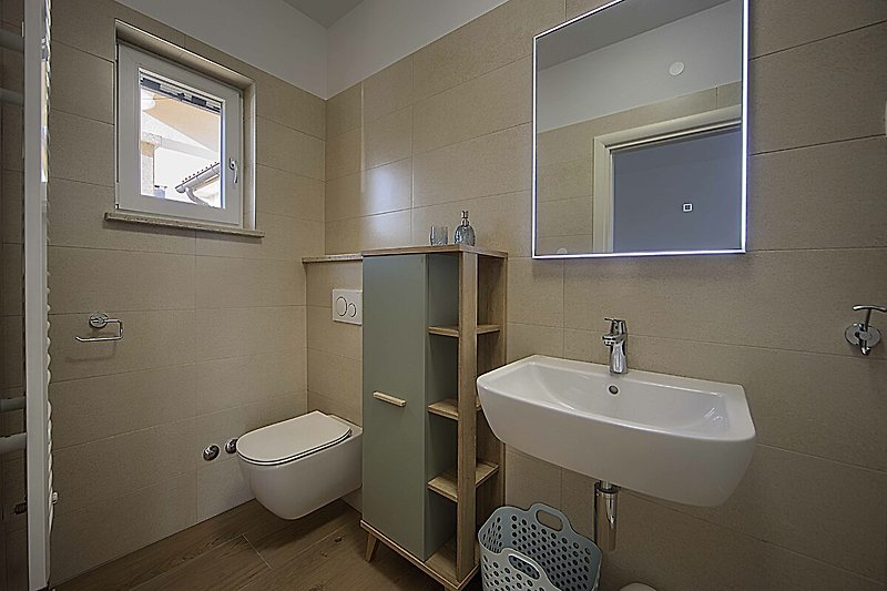Modernes Badezimmer mit lila Beleuchtung und Fensterblick.