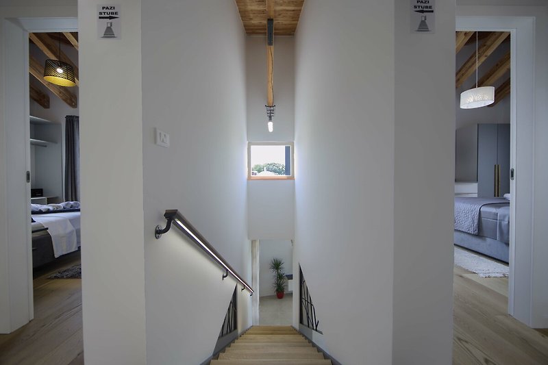 Uživajte u prekrasnom drvenom podu, stepenicama i prostranom hodniku u ovom predivnom objektu.