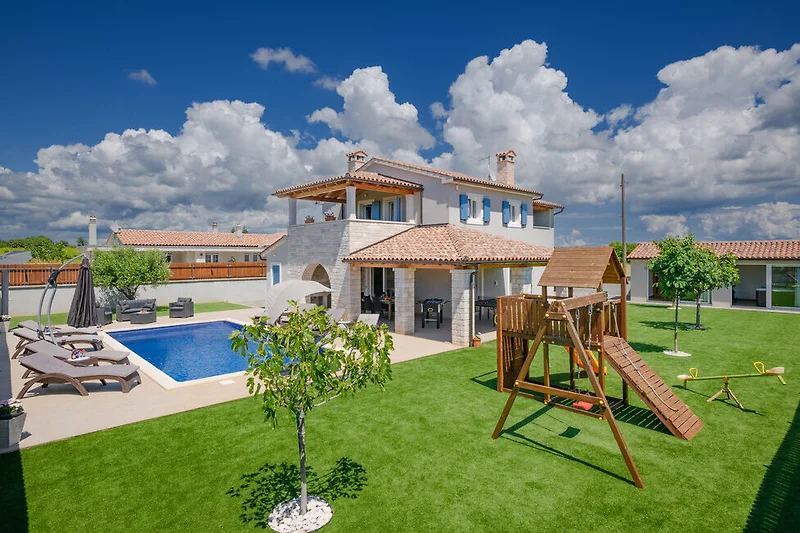 Genießen Sie den Pool und die großzügige Terrasse im Garten.