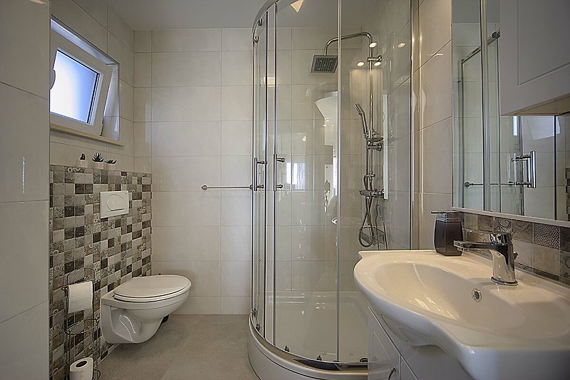 Elegantna kupaonica s modernim dizajnom i luksuznim detaljima.