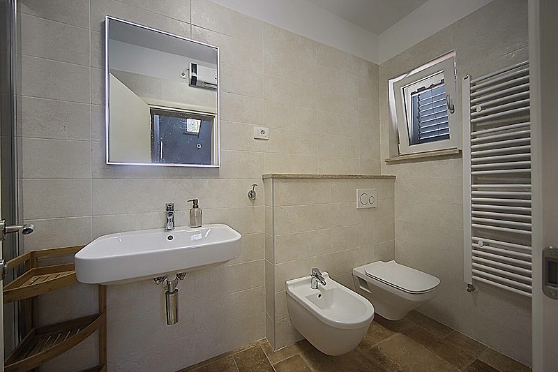 Modernes Badezimmer mit lila Beleuchtung und Fenster.