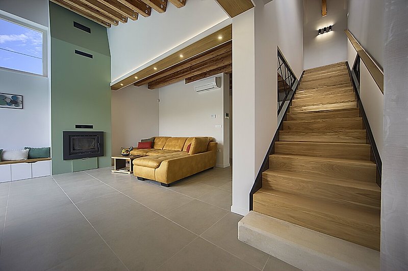 Uživajte u udobnom prostoru s prekrasnim drvenim podom i modernim dizajnom interijera.