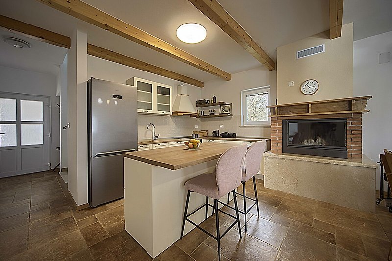 Moderne Küche mit Holzmöbeln, Fensterblick und Granitarbeitsplatte.