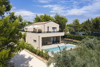 Villa P with pool in Medulin