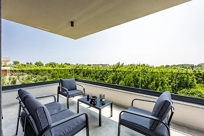Villa RT with pool near sea