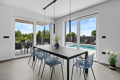 Villa RT with pool near sea