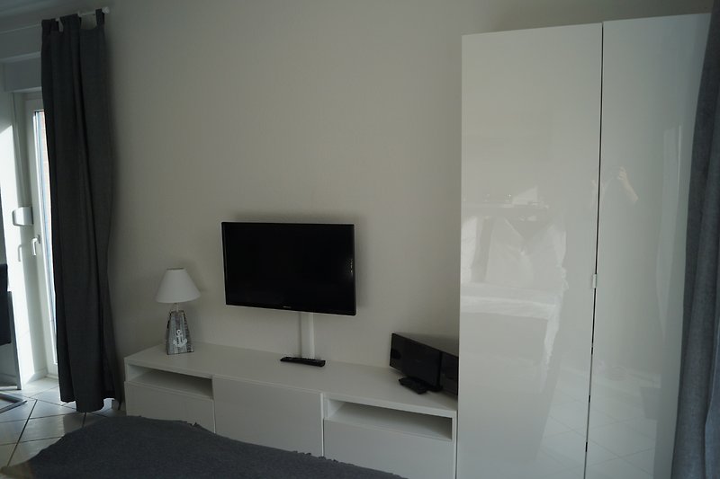 Modernes Wohnzimmer mit stilvoller Einrichtung und Smart - TV