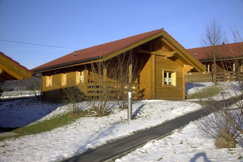 Unser Blockhaus in der Wintersonne