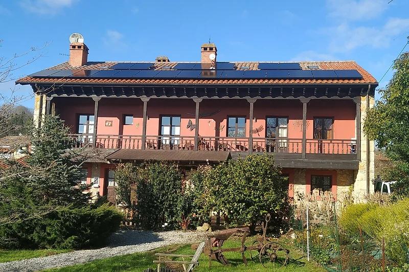 Mooi huis met tuin en heldere hemel.