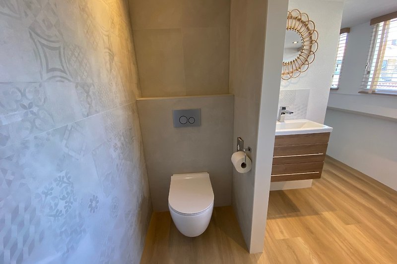 Modern toilet die met een schuifdeur gesloten kan worden