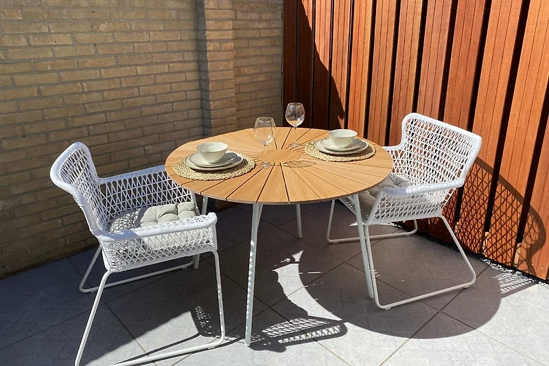 Gemütliche Terrasse mit stimmungsvoller Beleuchtung am Abend. Der Garten kann auch geschlossen werden.