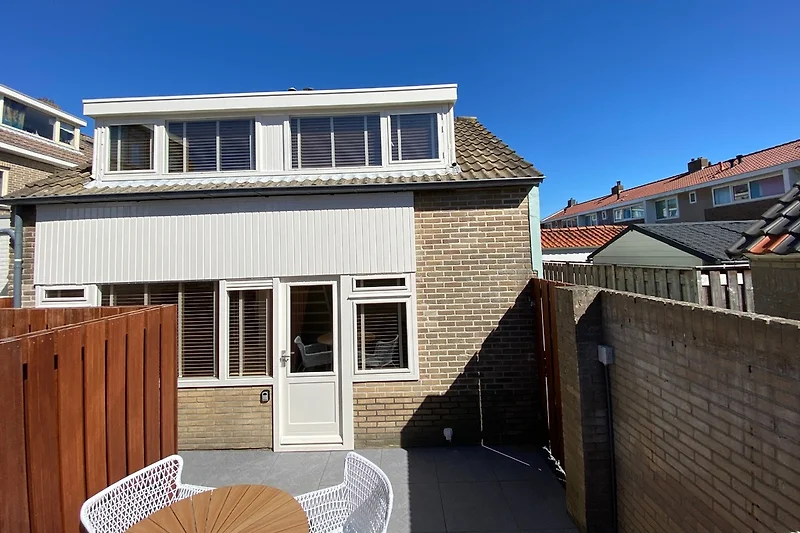 Zilte Zee met gezellig terras en comfortabele tuin set.