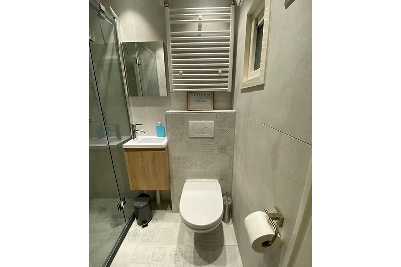 Moderne Badezimmer mit Toilette