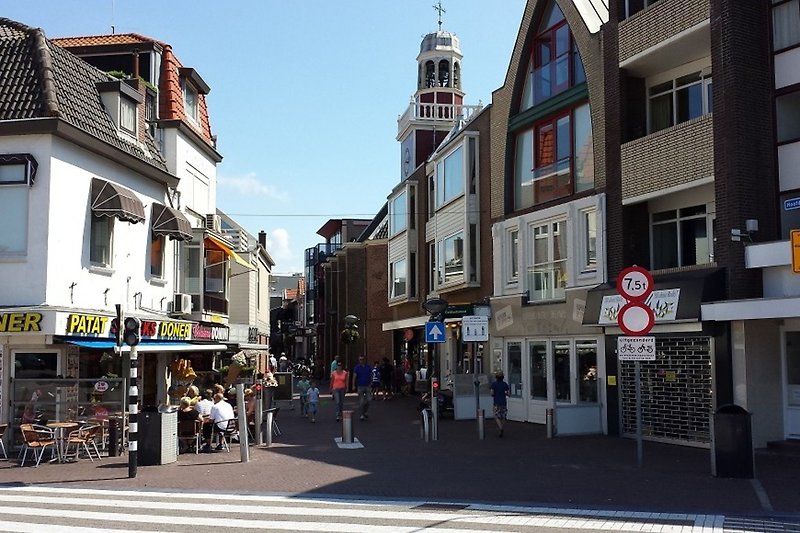 Do you want to enjoy some shopping. Then you can do some nice shopping in the Hoofdstraat.