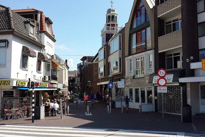 Do you want to enjoy some shopping. Then you can do some nice shopping in the Hoofdstraat.