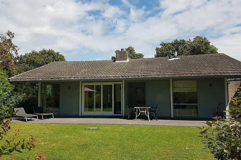 Ländliches Haus mit Garten und Veranda.