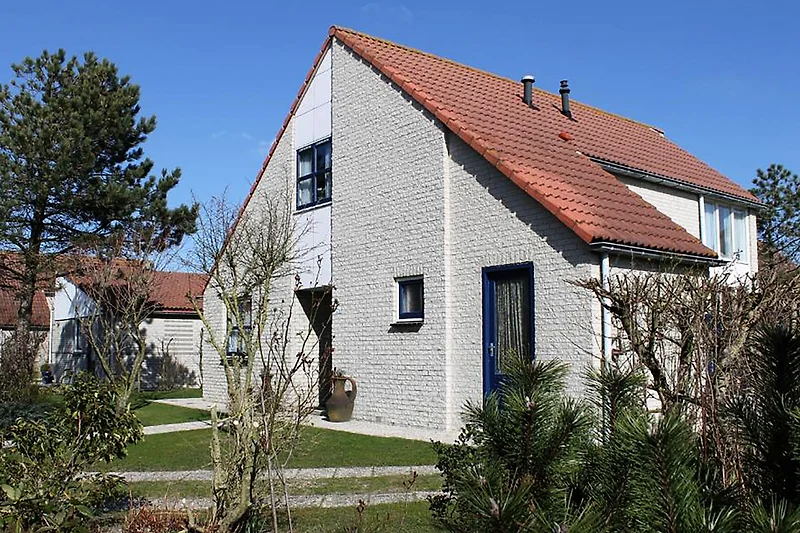 Großzügiges Haus mit Garten, schöner Fassade und einladender Terrasse.