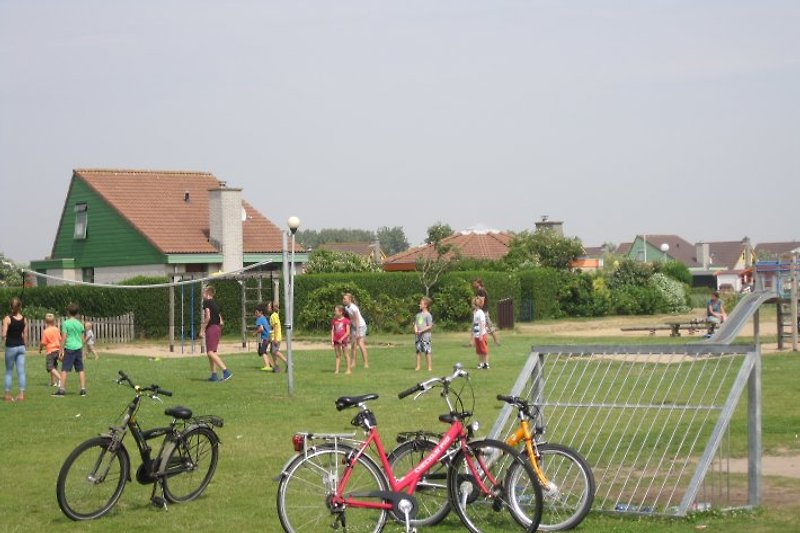 Campo deportivo cerca del parque acuático.