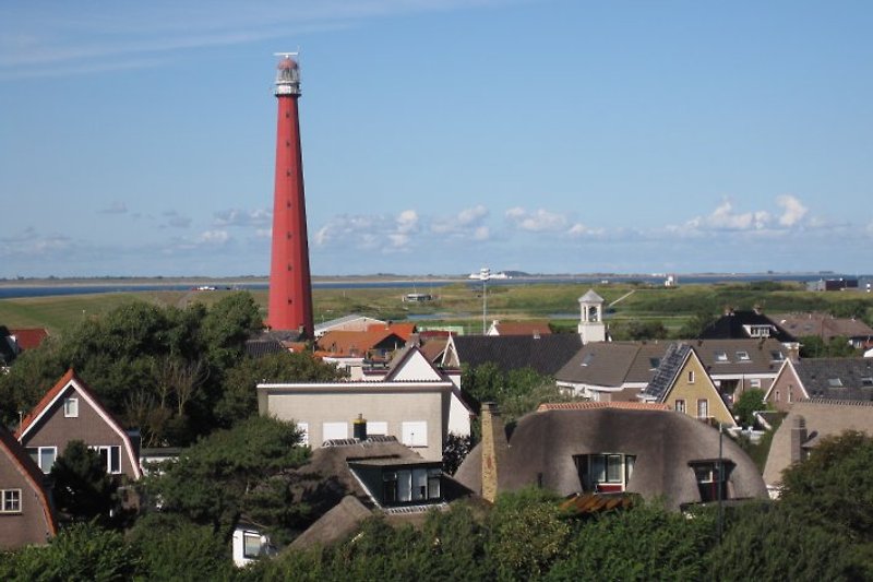 Idyllisches Dorf Huisduinen mit im Hintergrund die Insel Texel