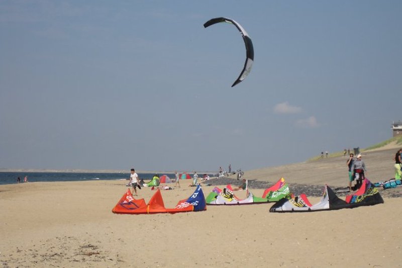 Strand und Deich bei Den Helder mit im Hintergrund  Insel Texel