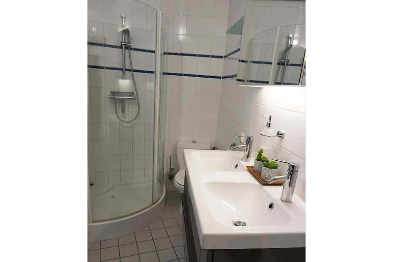 Badezimmer mit separater Dusche und Badewanne