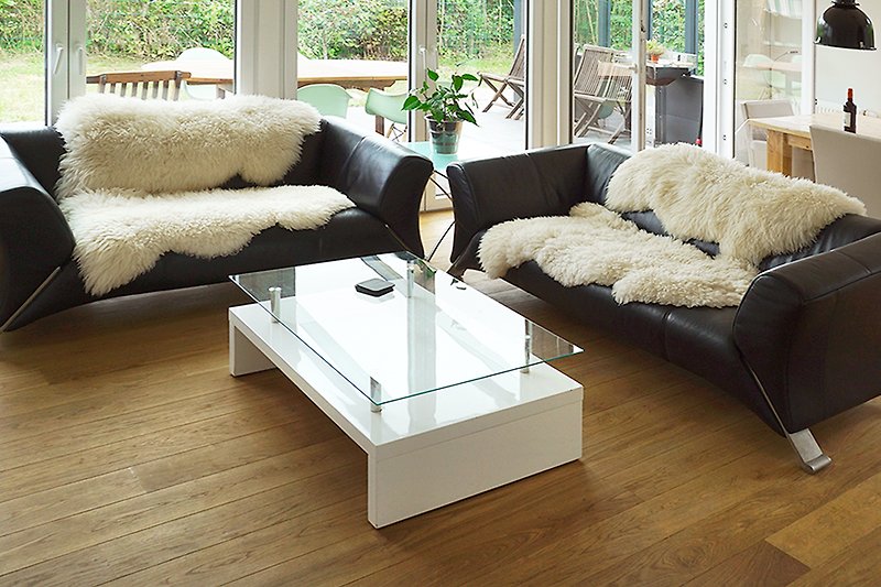 Gemütliches Wohnzimmer mit Holzmöbeln und bequemer Couch.
